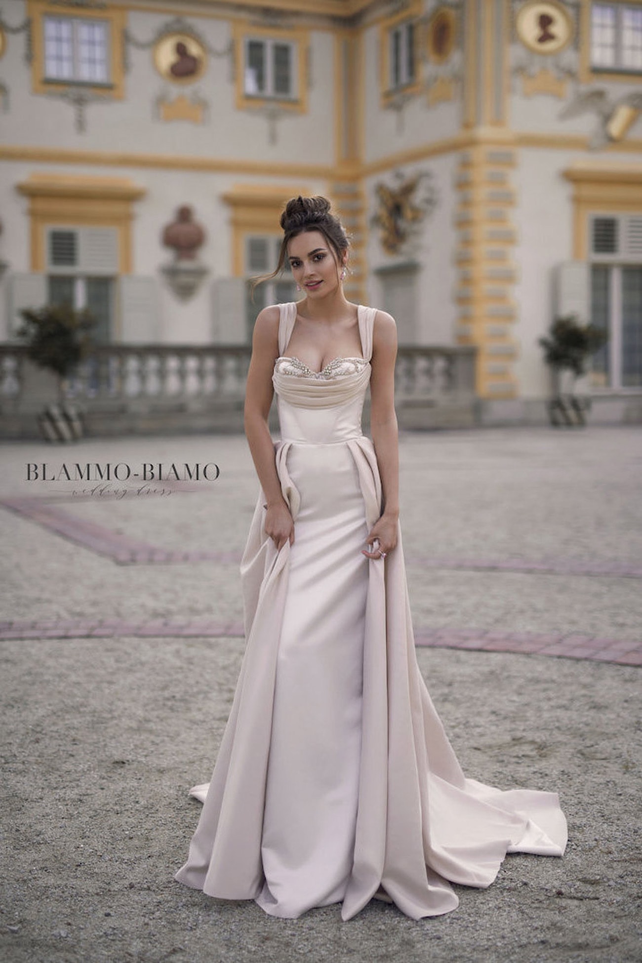 Wedding dress styles for hotsell hourglass figures