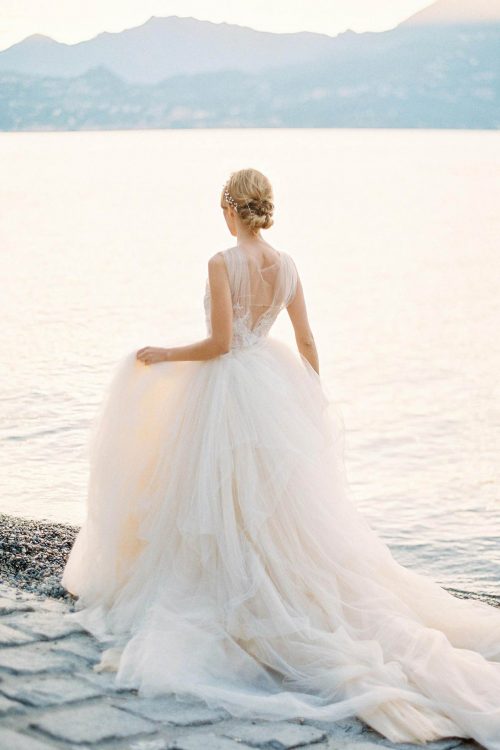 wedding dresses to suit hourglass figure