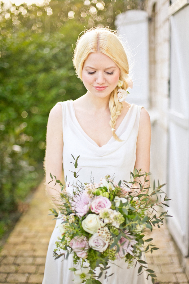 Bride with braid and pastel bouquet | Credit: Anneli Marinovich (20)