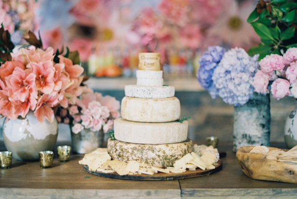 Cómo hacer un Pastel de Boda con Rueda de Queso/Novia hacia el Sur