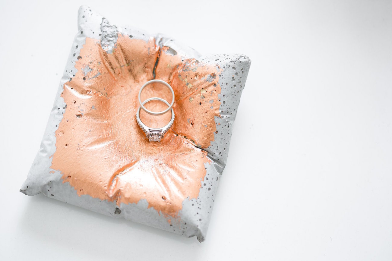 Concrete and copper ring pillow | Image: JCclick