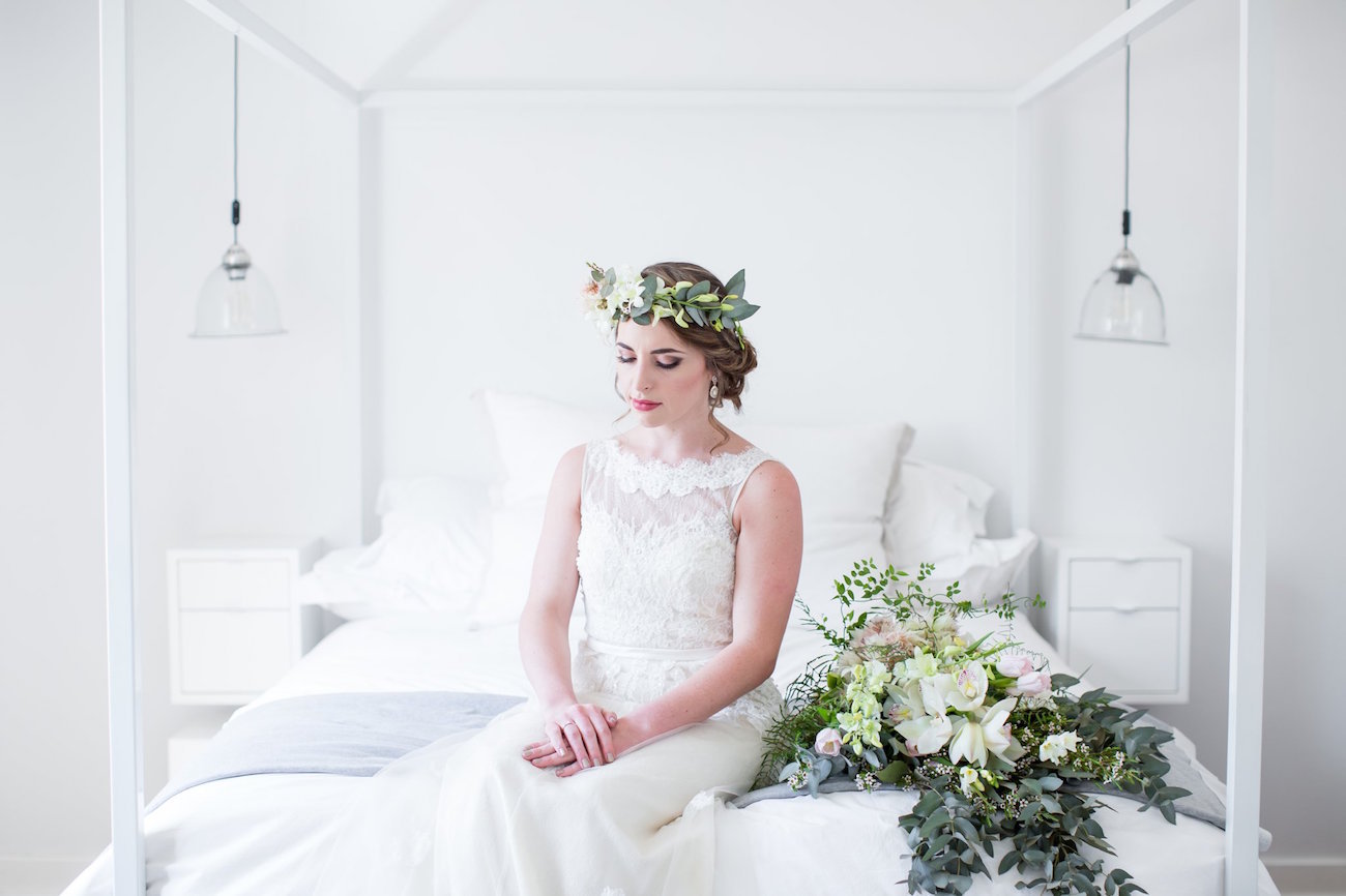 Bride with greenery headpiece | Image: JCclick