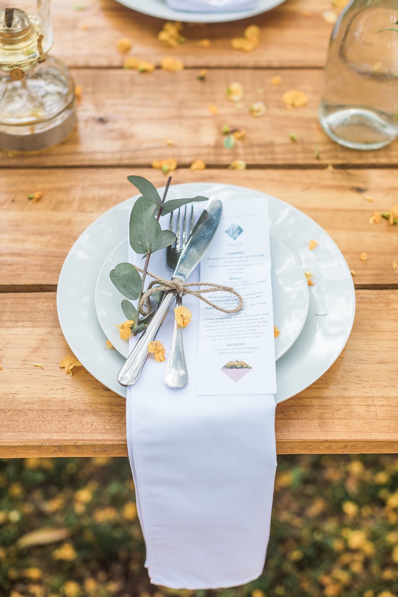 Informal Forest Feast Wedding Place Setting| Image: Alicia Landman