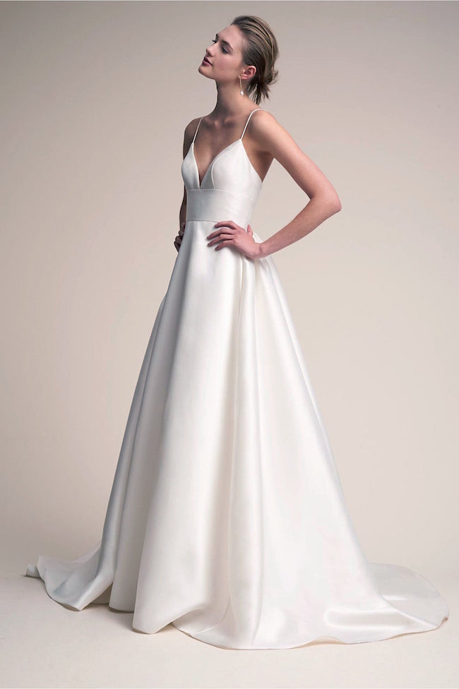 Xu hướng váy cưới minimalist - Phụ kiện trang trí tiệc cưới