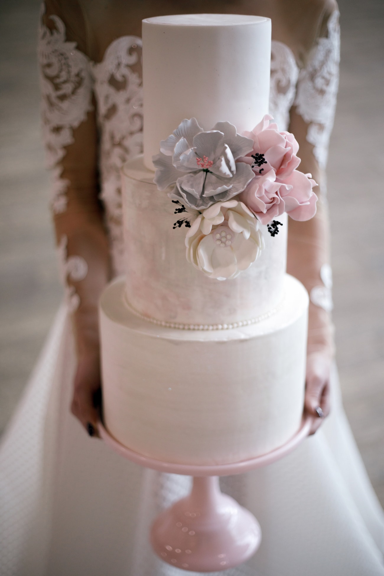 Pastel Wedding Cake with Sugar Flowers | Credit: Jessica Notelo (30)