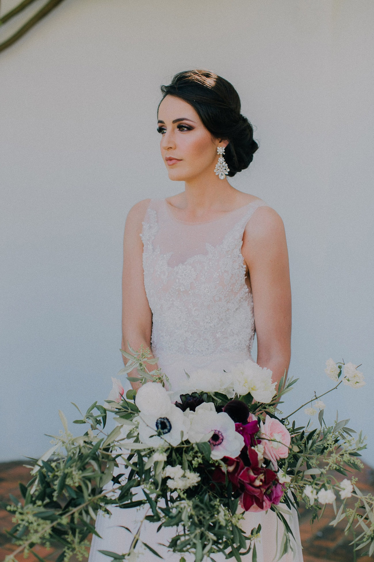 Brunette Bride with Organic Bouquet | Image: Michelle du Toit