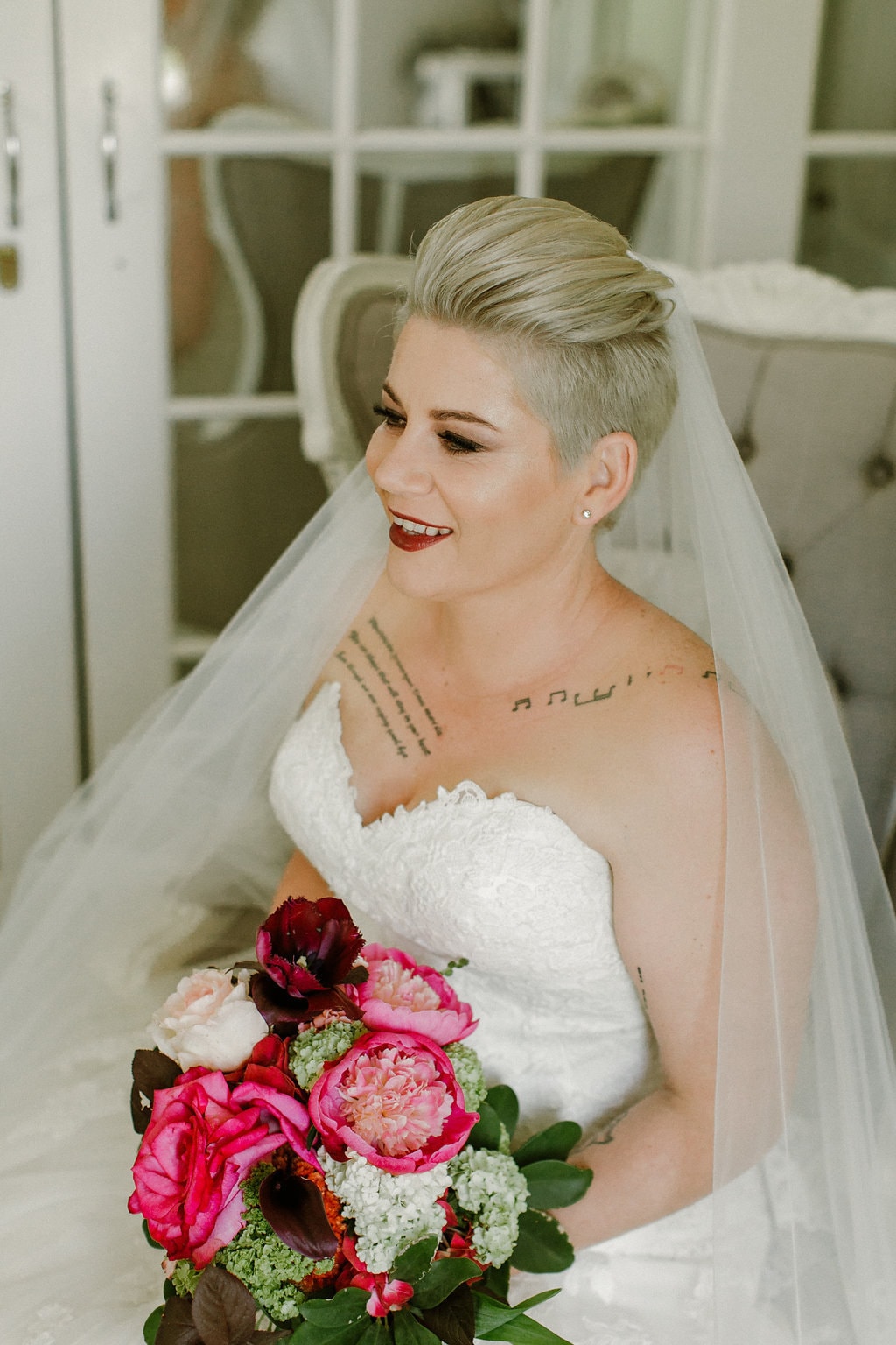 Bride in Sweetheart Neck Gown with Veil & Bold Bouquet | Image: Jenni Elizabeth