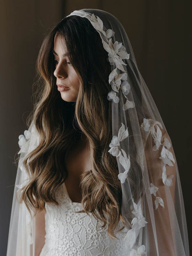https://southboundbride.com/wp-content/uploads/2018/10/001a-Dramatic-Statement-Bridal-Veils-on-SouthBound-Bride.jpg